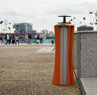 Cendrier Cy-Clope C9 orange dans une ville